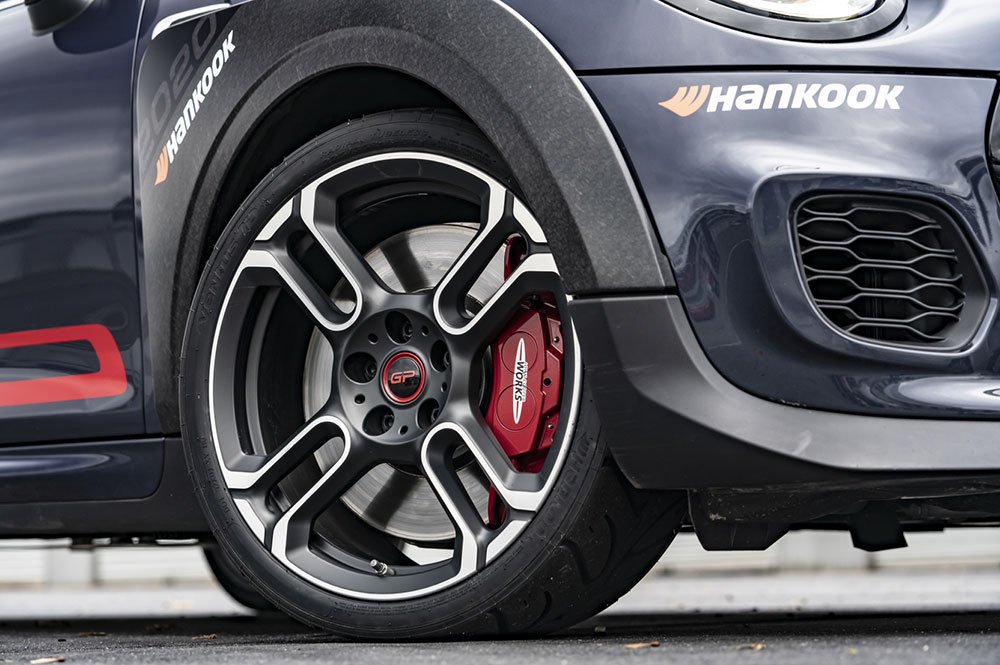 Vista de detalle de neumático Hankook Ventus Evo S1 montado en Mini Cooper
