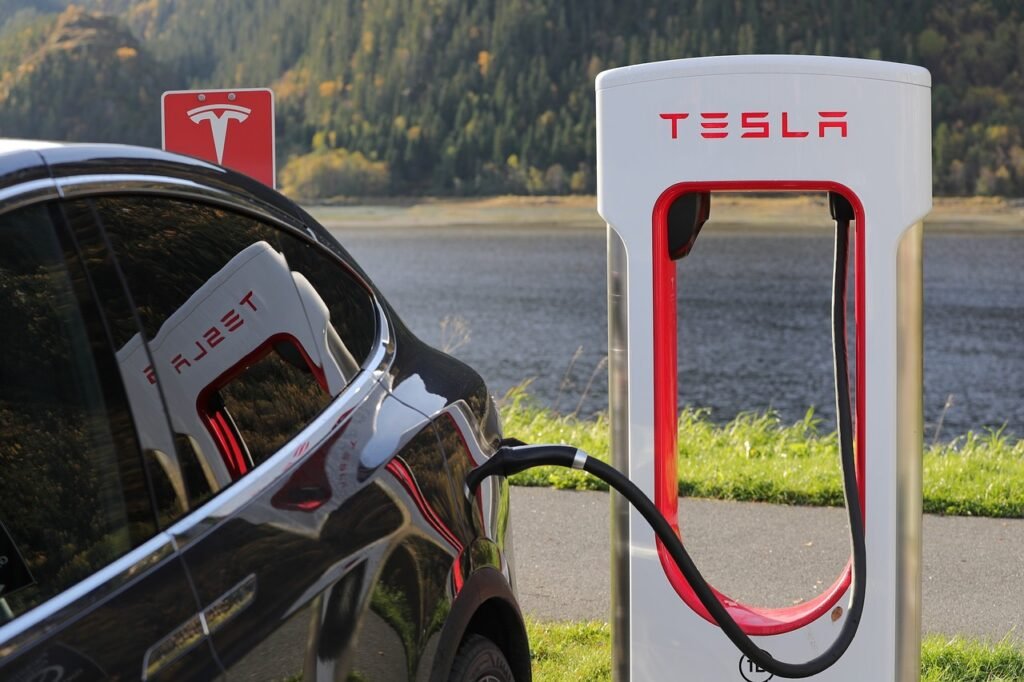 Vista de carga de un coche eléctrico Tesla