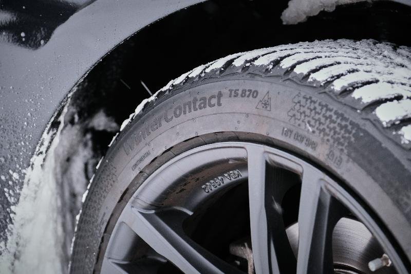 El neumático de Continental Winter 870 Visto de cerca montado en un vehículo