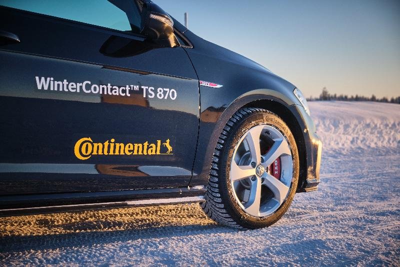 Vista de vehículo montando neumáticos Continental WinterContact TS 870
