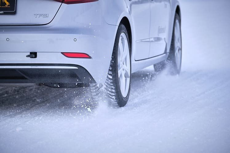 Vista de neumático de invierno de Continental Tires