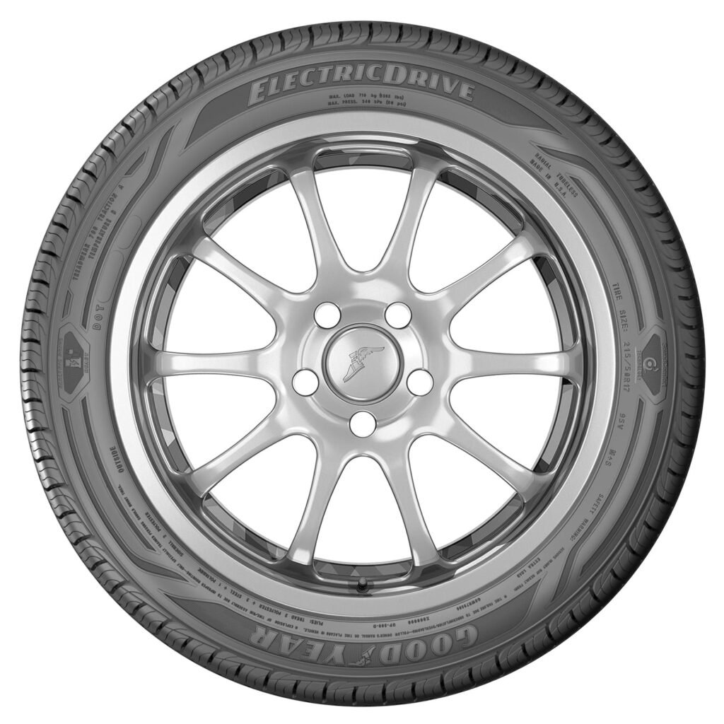 Vista de frontal de cerca de un neumático Goodyear ElectricDrive EV tire