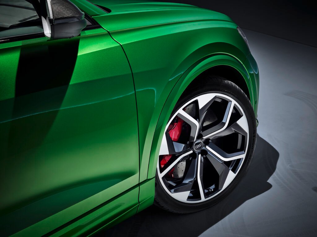 Vista de cerca de neumático de Hankook UHP montado en vehīculo Audi Q8