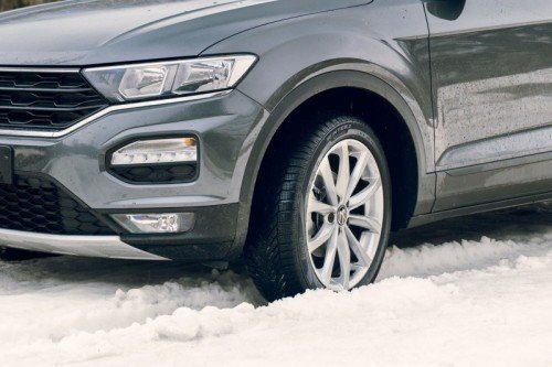 Vista de vehículo montando neumáticos pirelli cinturato winter