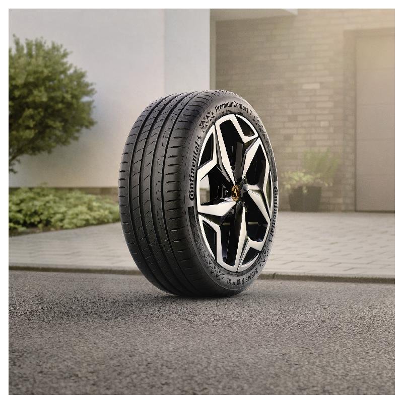 Vista frontal/ lateral de un neumático de Continental Tires, el modelo PremiumContact 7 donde se detalla su banda de rodadura y perfil.
