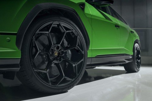 Vista de un neumático Pirelli P Zero Trofeo R montado en Lamborghini Urus Performante