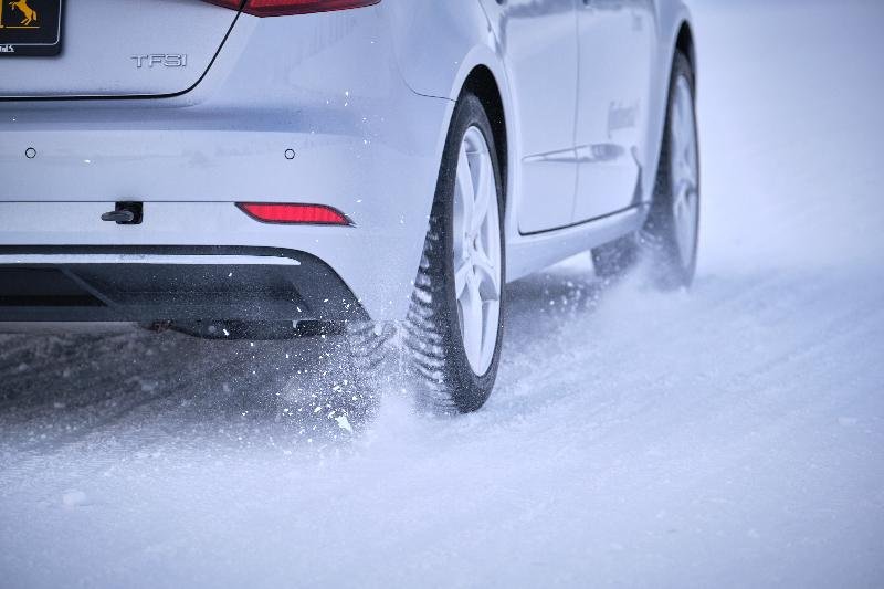 Vista de Suv running on Continental WinterContact 870 tires