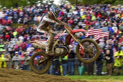 Vista de motociclista con neumáticos Dunlop en prueba Motocross of Nations