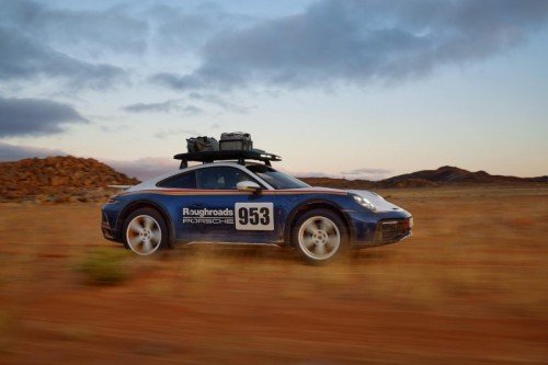 Vista de un Porsche 911 Dakar con neumáticos Pirelli Scorpion All Terrain Plus