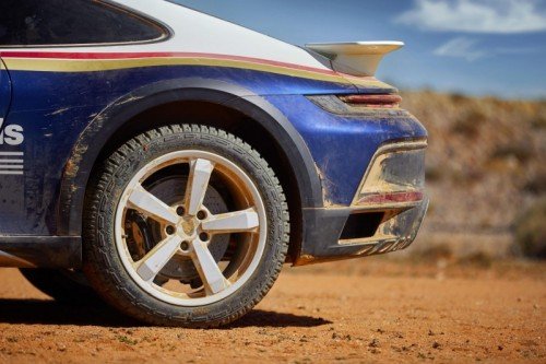 Vista de un Porsche 911 Dakar con neumáticos Pirelli Scorpion All Terrain Plus