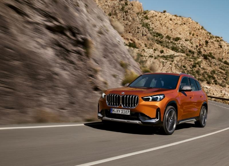 Vista de BMW X1 montando neumaticos Continental EcoContact