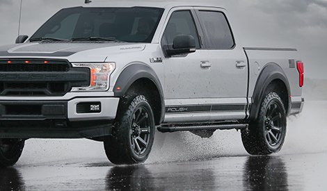 Un SUV es conducido sobre carretera mojada, General Tire da consejos