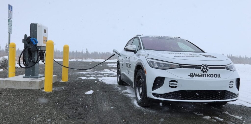 Coche EV cargándose en la gira de neumáticos iON de Hankook