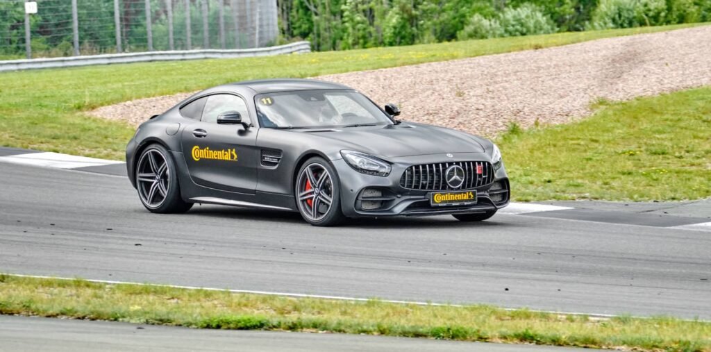 Cuatro neumáticos Continental reconocidos y premiados - Auto Mercedes con neumáticos Continental en prueba