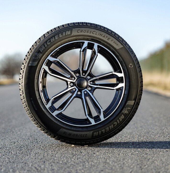 Vista del neumatico MICHELIN CrossClimate 2 SUV sobre una carretera