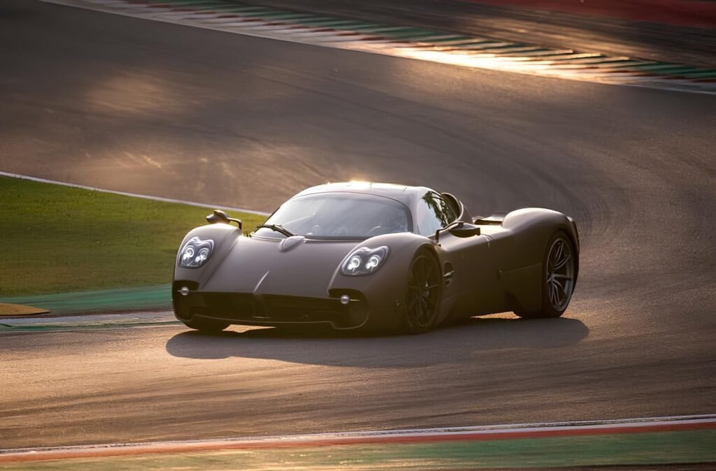 Vista del Pagani Utopia - Utopia de Pagani monta neumaticos Pirelli Trofeo RS - Pagani presenta sus hipercoches