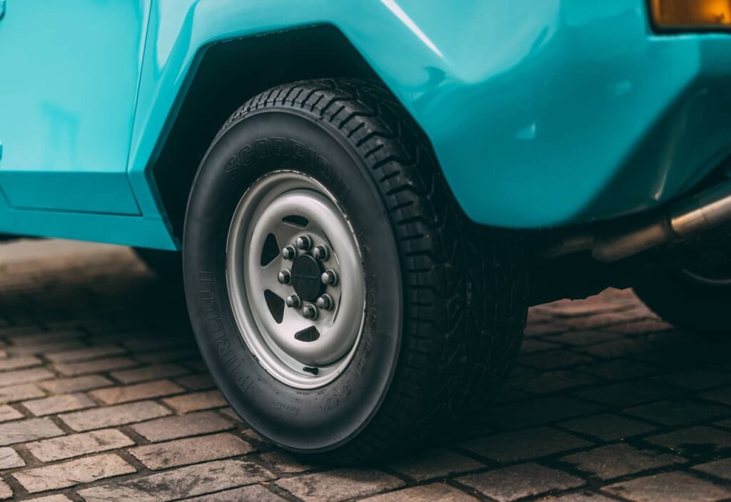 Vista de un neumatico Pirelli Scorpion BK de la "Pirelli Collezione" para el Lamborghini LM002