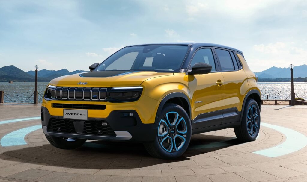 Vista de un nuevo Jeep Avenger 100 por ciento electrico que sale de fabrica con neumaticos Goodyear - Jeep Avenger monta Goodyear de equipo original