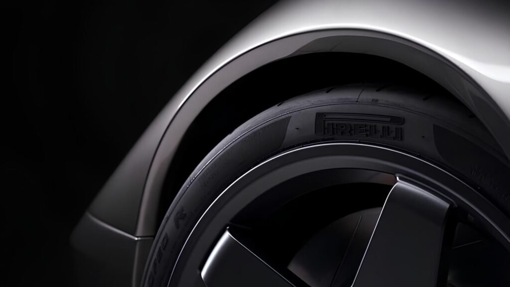Vista de un neumático Pirelli P Zero Trofeo R en un Eccentrica Restomod Car - Eccentrica monta neumaticos Pirelli