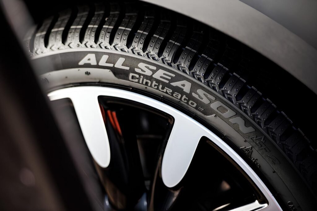 Vista cercana del Pirelli Cinturato All Season SF2. Guia Pirelli All-Season o Invierno: que neumático escoger cuando cambia estación