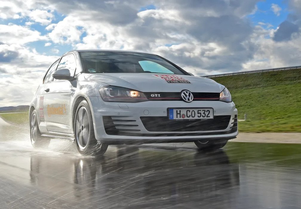 Volkswagen Golf en Test Auto Express All-Season 2023 Llantas R17